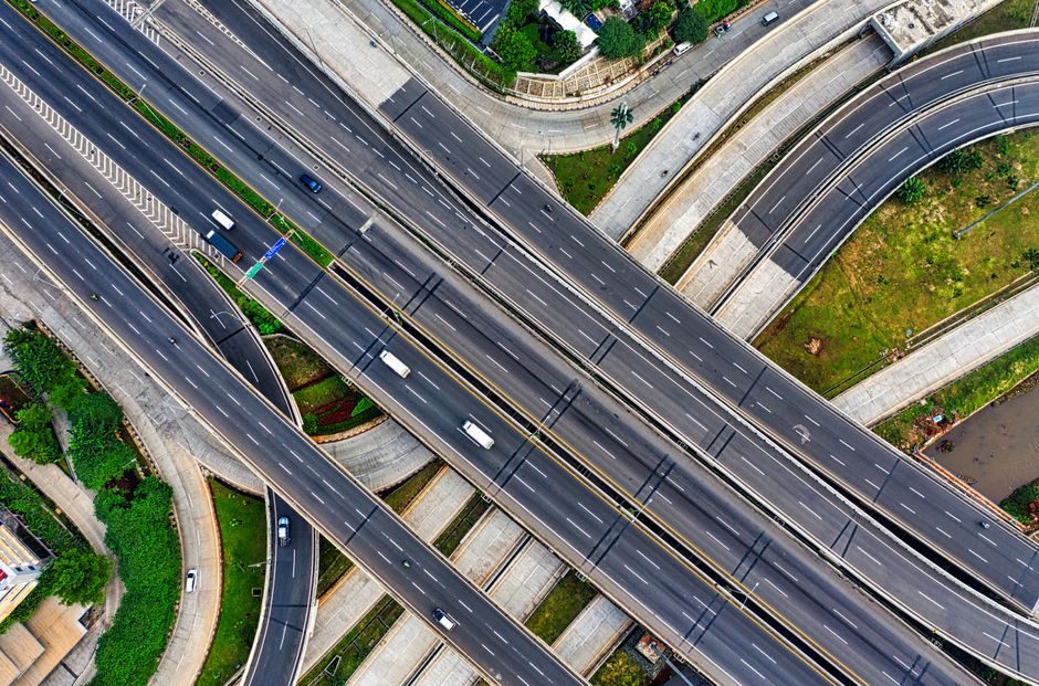 Symbolfoto: modern car road