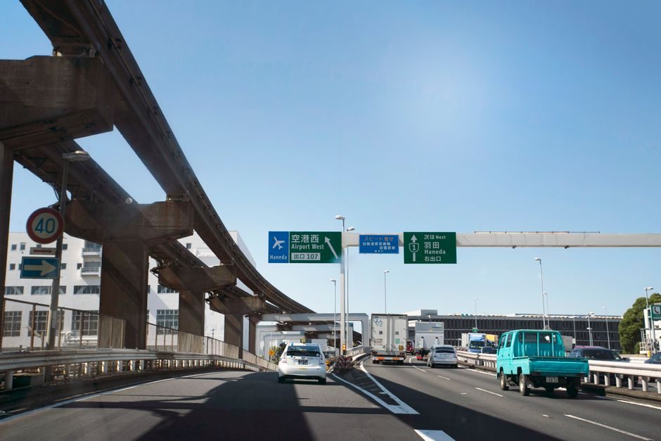 Symbolfoto: modern car road