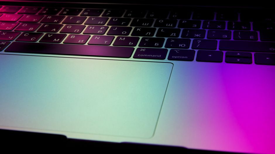 Symbolfoto: macbook oled verfügbarkeit Germany current affairs