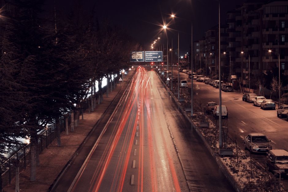Symbolfoto: modern car road