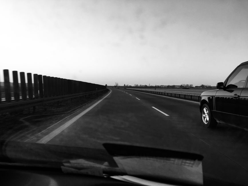Symbolfoto: modern car road
