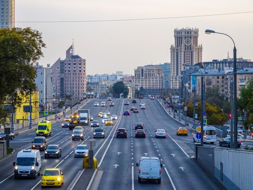 Symbolfoto: modern car road