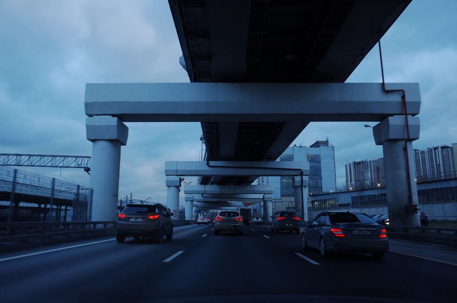 Symbolfoto: modern car road