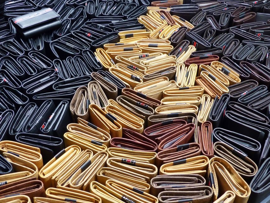 Symbolfoto: verwanzte wallets millionenbudget Germany current affairs